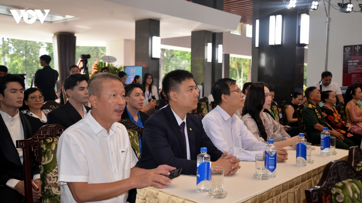 dong nguoi xep hang trai nghiem tro ve thoi khac thieng lieng tai dinh Doc lap hinh anh 8