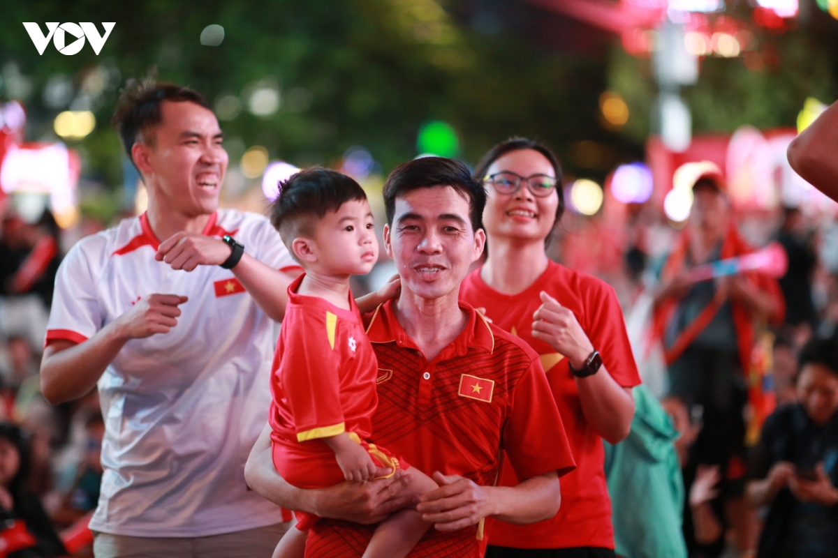 co dong vien tp.hcm tu lo lang den vo hoa khi viet nam nhoc nhan danh bai malaysia hinh anh 15
