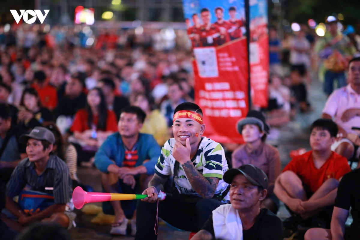 co dong vien tp.hcm tu lo lang den vo hoa khi viet nam nhoc nhan danh bai malaysia hinh anh 12