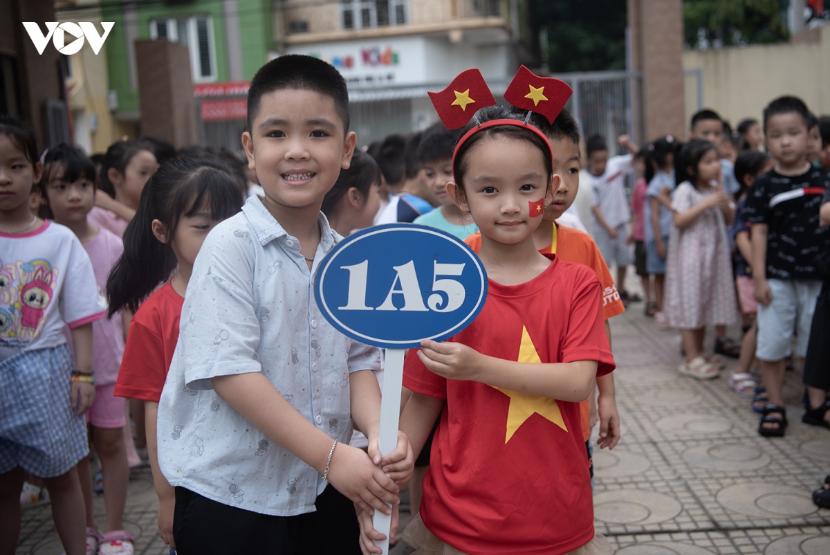 thay co tat bat, hoc sinh hao huc chuan bi don chao nam hoc moi hinh anh 12