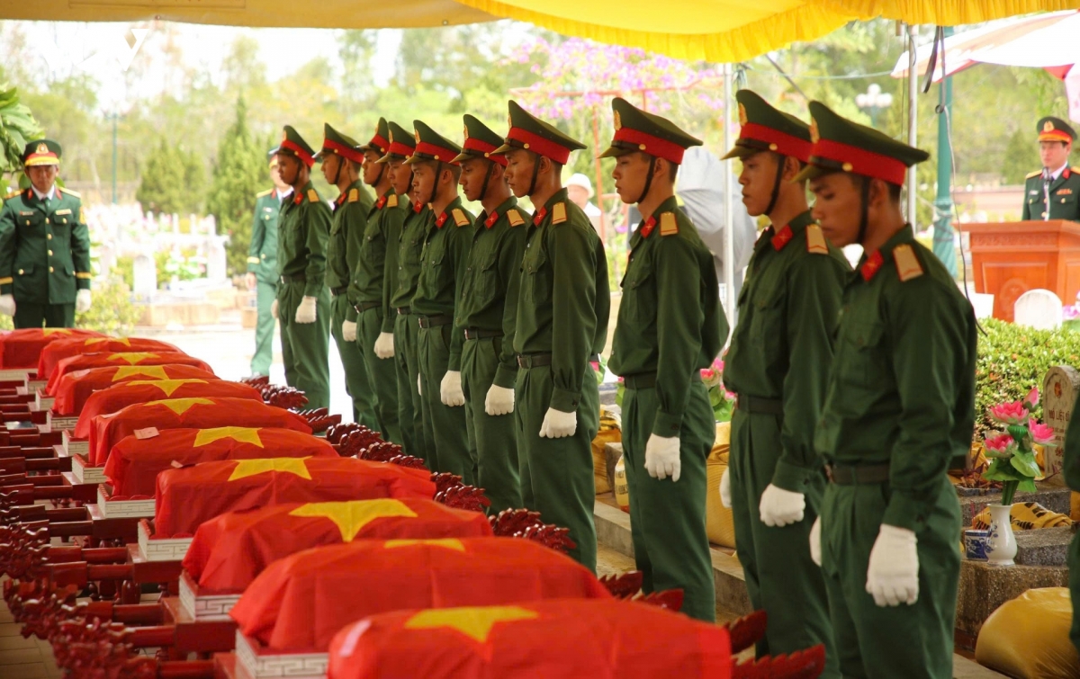 truy dieu va an tang 13 hai cot liet si duoc tim thay tai cau nhi quang tri hinh anh 4