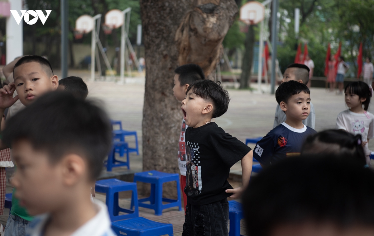thay co tat bat, hoc sinh hao huc chuan bi don chao nam hoc moi hinh anh 13