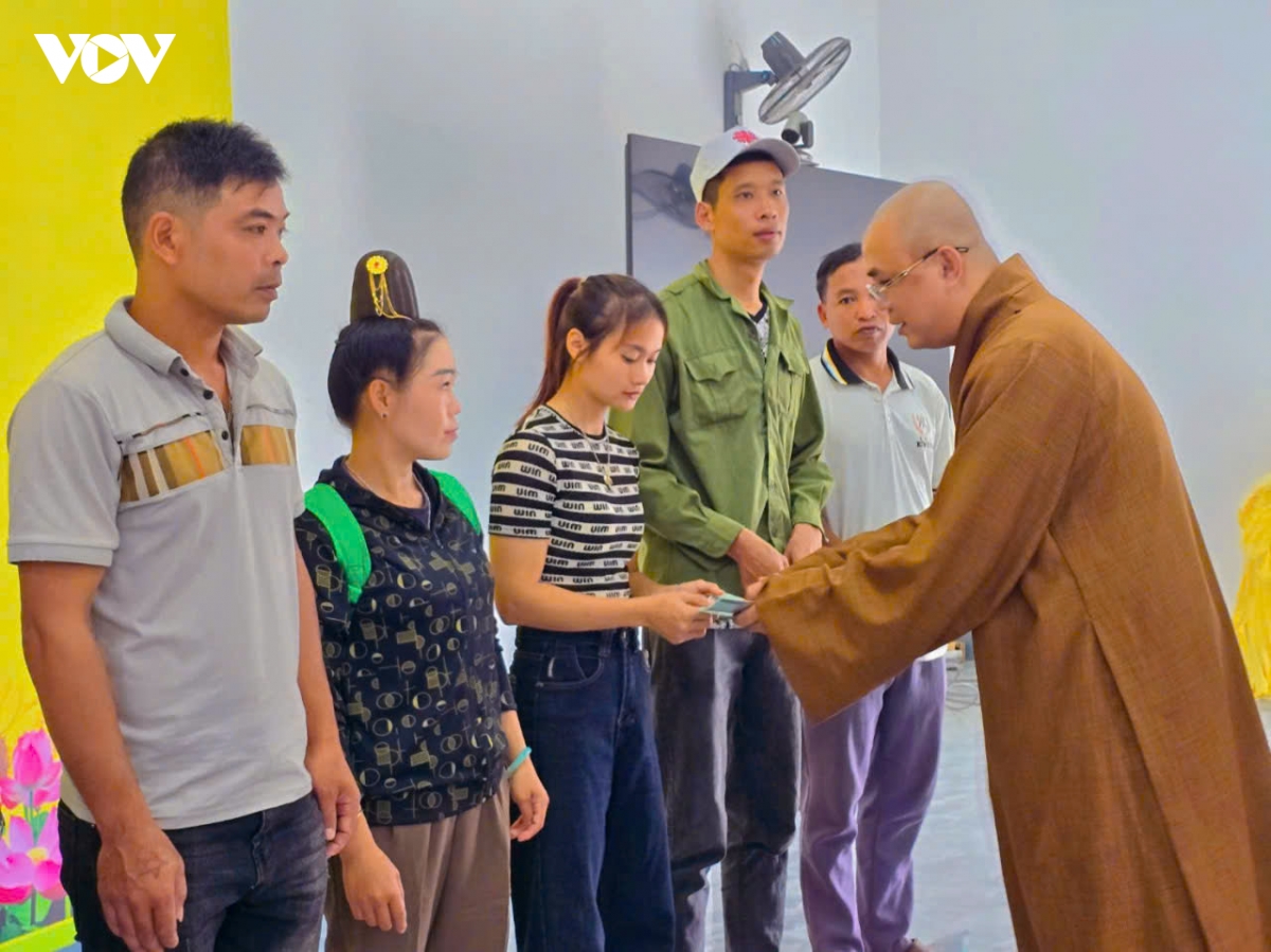 Chùa Liên Hoa trao tặng 500 triệu đồng hỗ trợ người dân vùng lũ Lai Châu