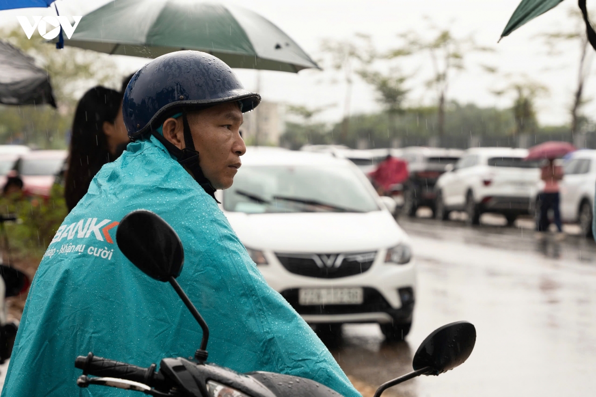 Đội mưa chờ con thi lại tại chuyên Tuyên Quang, phụ huynh mong kỳ thi công bằng