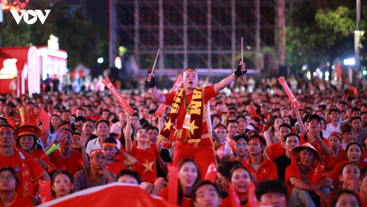 co dong vien tp.hcm bung no cam xuc, dat san ve di my Dinh xem nang cup hinh anh 3