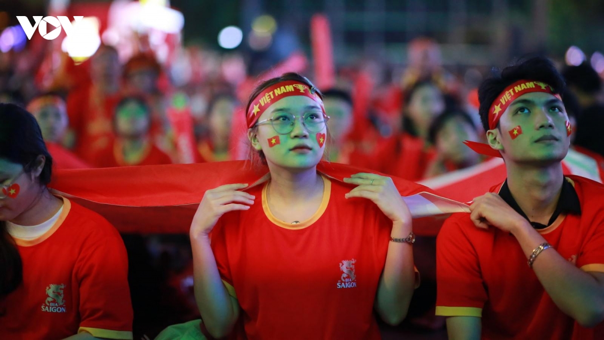 co dong vien tp.hcm bung no cam xuc, dat san ve di my Dinh xem nang cup hinh anh 2