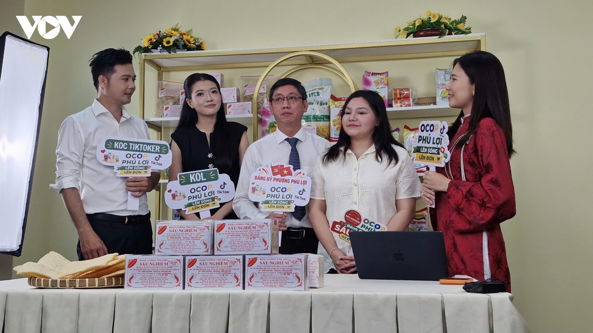 lanh dao phuong o can tho livestream ho tro nguoi dan ban hang truc tuyen hinh anh 1