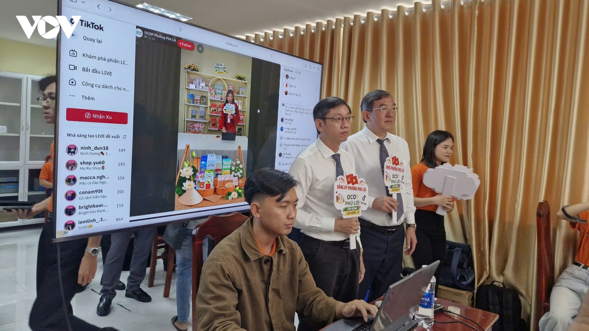 lanh dao phuong o can tho livestream ho tro nguoi dan ban hang truc tuyen hinh anh 3
