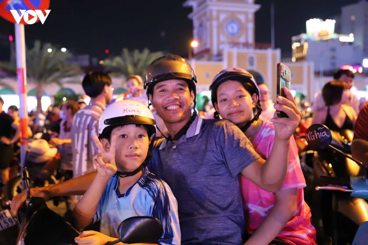 co dong vien tp.hcm do ra duong an mung chien thang cua Doi tuyen viet nam hinh anh 8