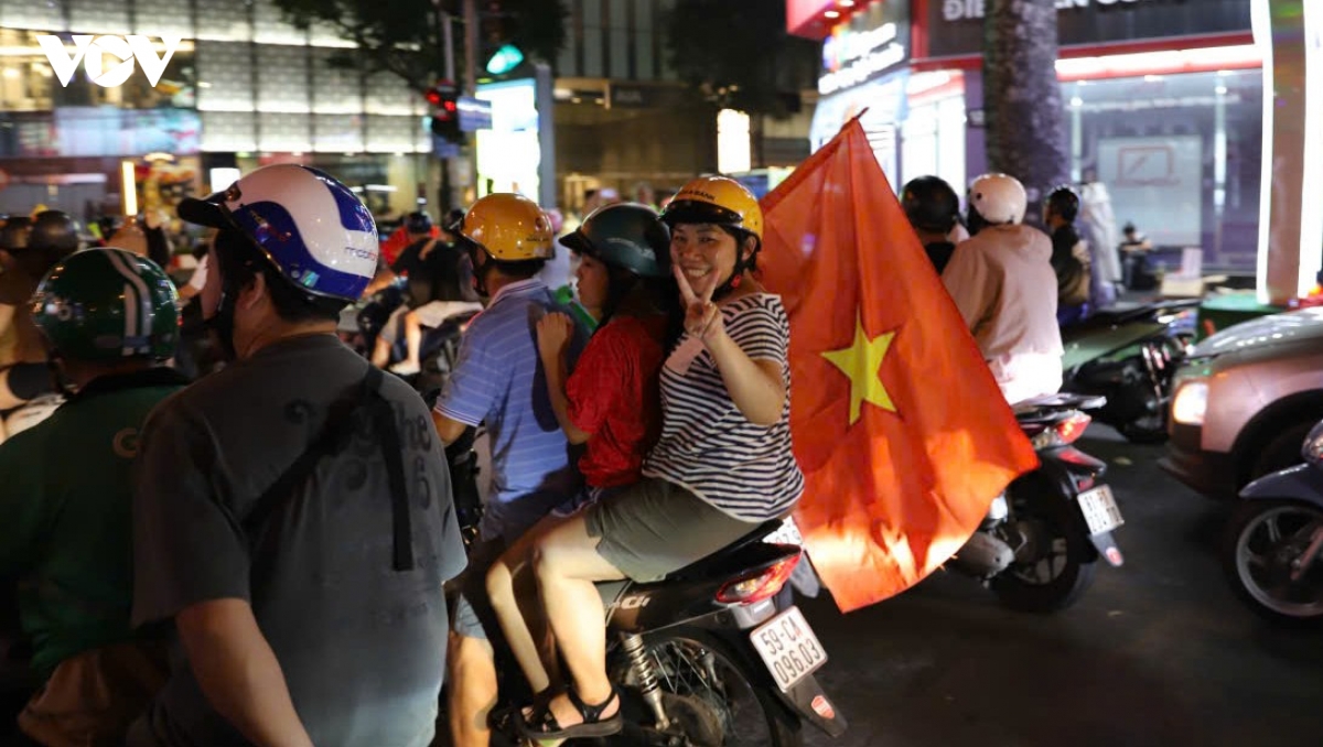 co dong vien tp.hcm do ra duong an mung chien thang cua Doi tuyen viet nam hinh anh 10