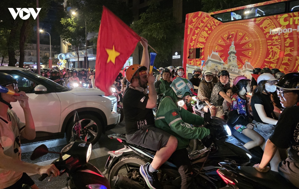 co dong vien tp.hcm do ra duong an mung chien thang cua Doi tuyen viet nam hinh anh 7