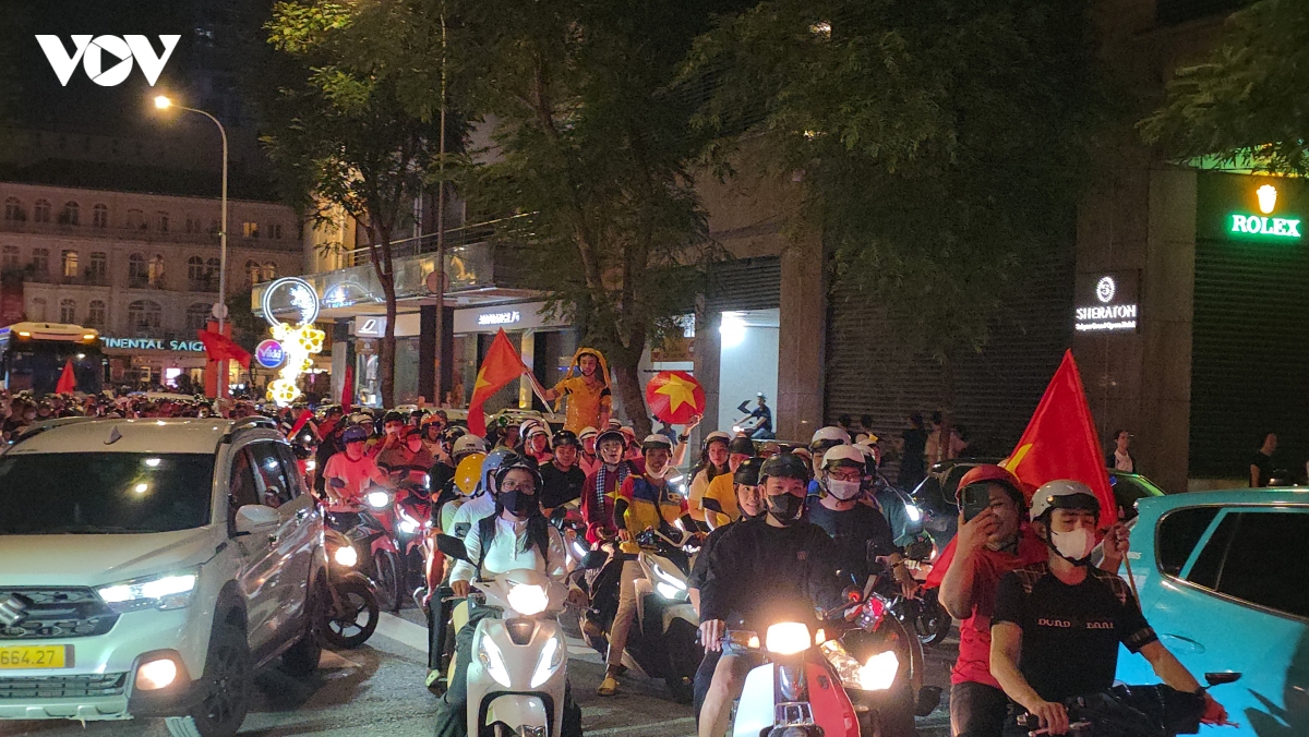 co dong vien tp.hcm do ra duong an mung chien thang cua Doi tuyen viet nam hinh anh 2