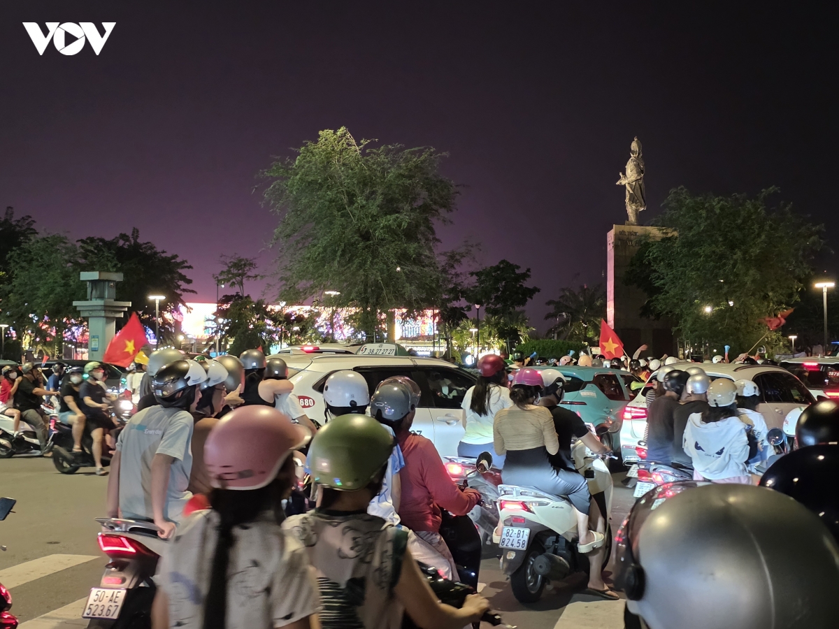 co dong vien tp.hcm do ra duong an mung chien thang cua Doi tuyen viet nam hinh anh 11