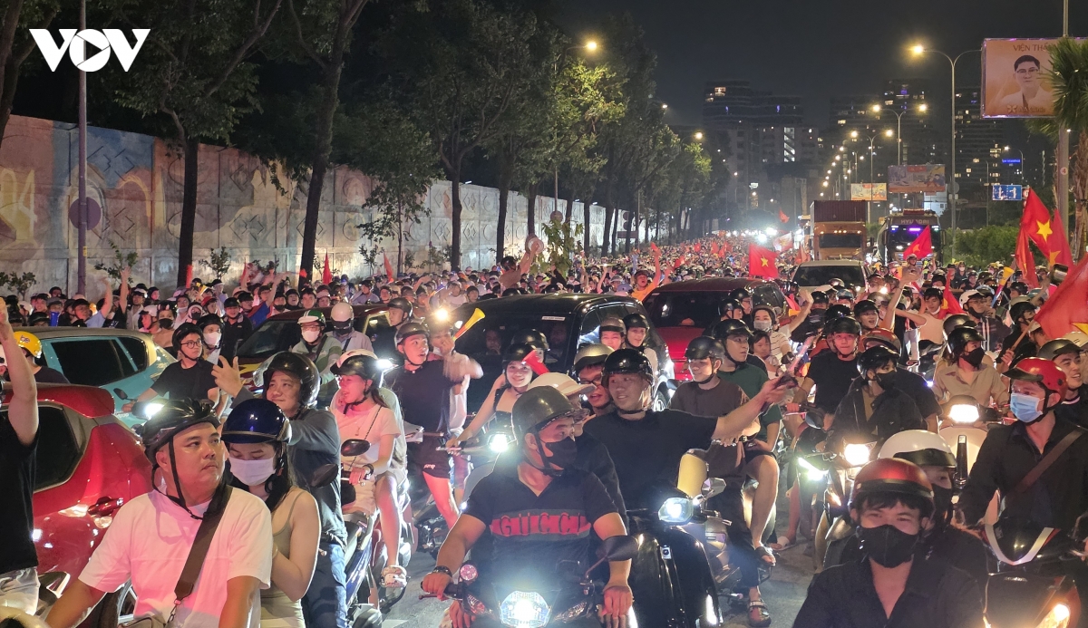 co dong vien tp.hcm do ra duong an mung chien thang cua Doi tuyen viet nam hinh anh 1