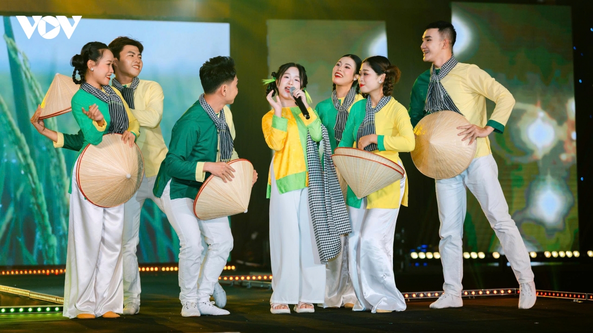  Dai su van hoa nhi hoi tu trong tinh hoa mien song nuoc hinh anh 5