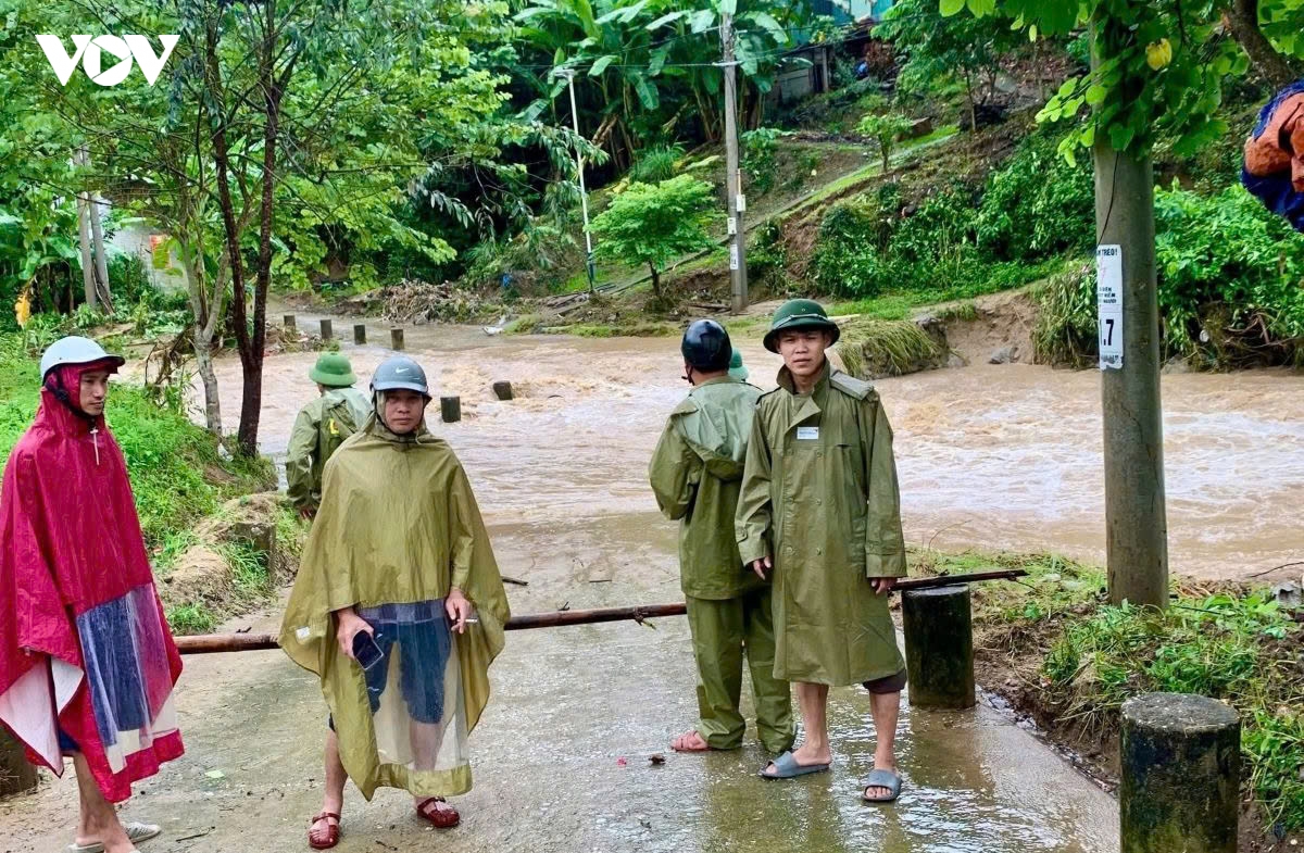 lu cuon troi ngam tran, nhieu khu dan cu o quang chieu thanh hoa bi chia cat hinh anh 2