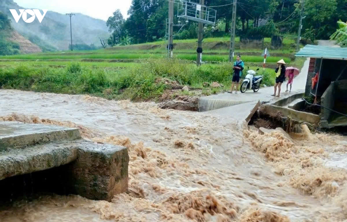 lu cuon troi ngam tran, nhieu khu dan cu o quang chieu thanh hoa bi chia cat hinh anh 1
