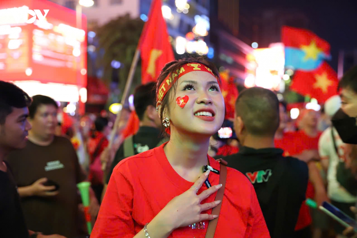 co dong vien tp.hcm xuong duong mung doi tuyen viet nam vo dich hinh anh 8