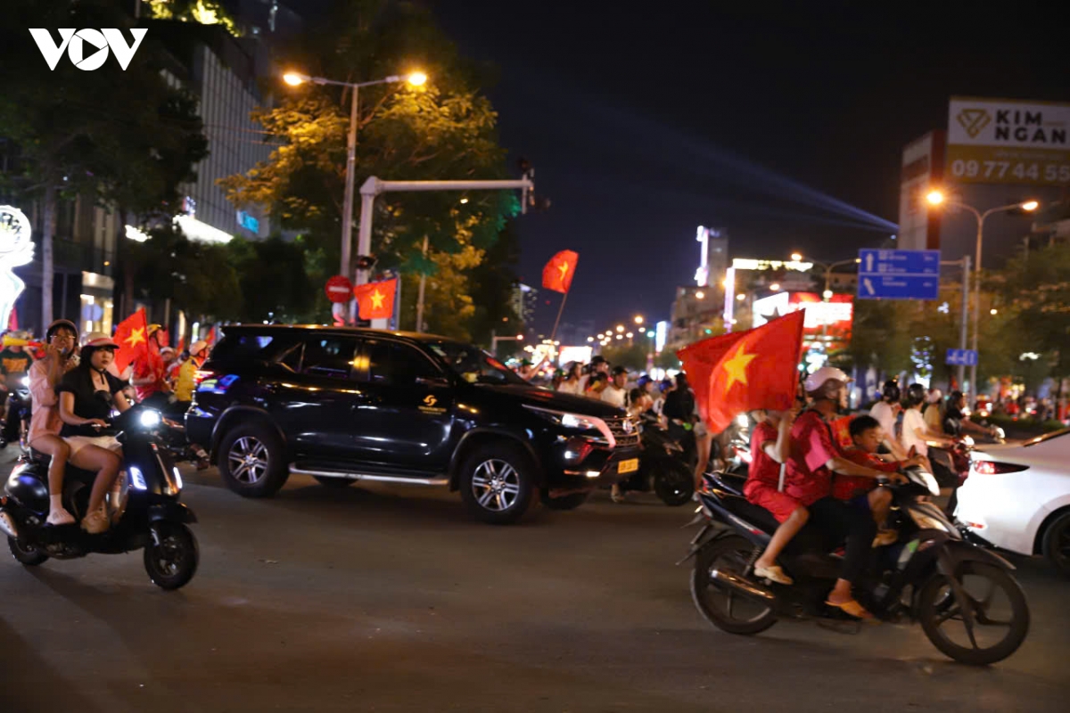 co dong vien tp.hcm xuong duong mung doi tuyen viet nam vo dich hinh anh 7