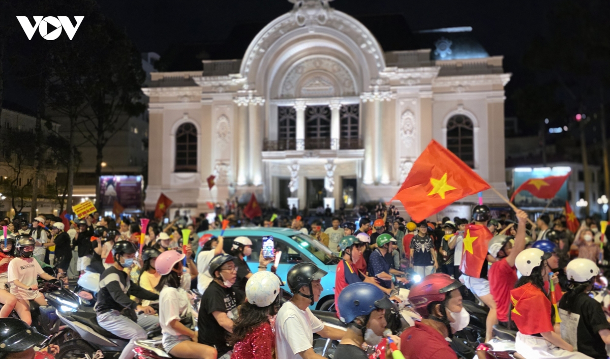 co dong vien tp.hcm xuong duong mung doi tuyen viet nam vo dich hinh anh 5