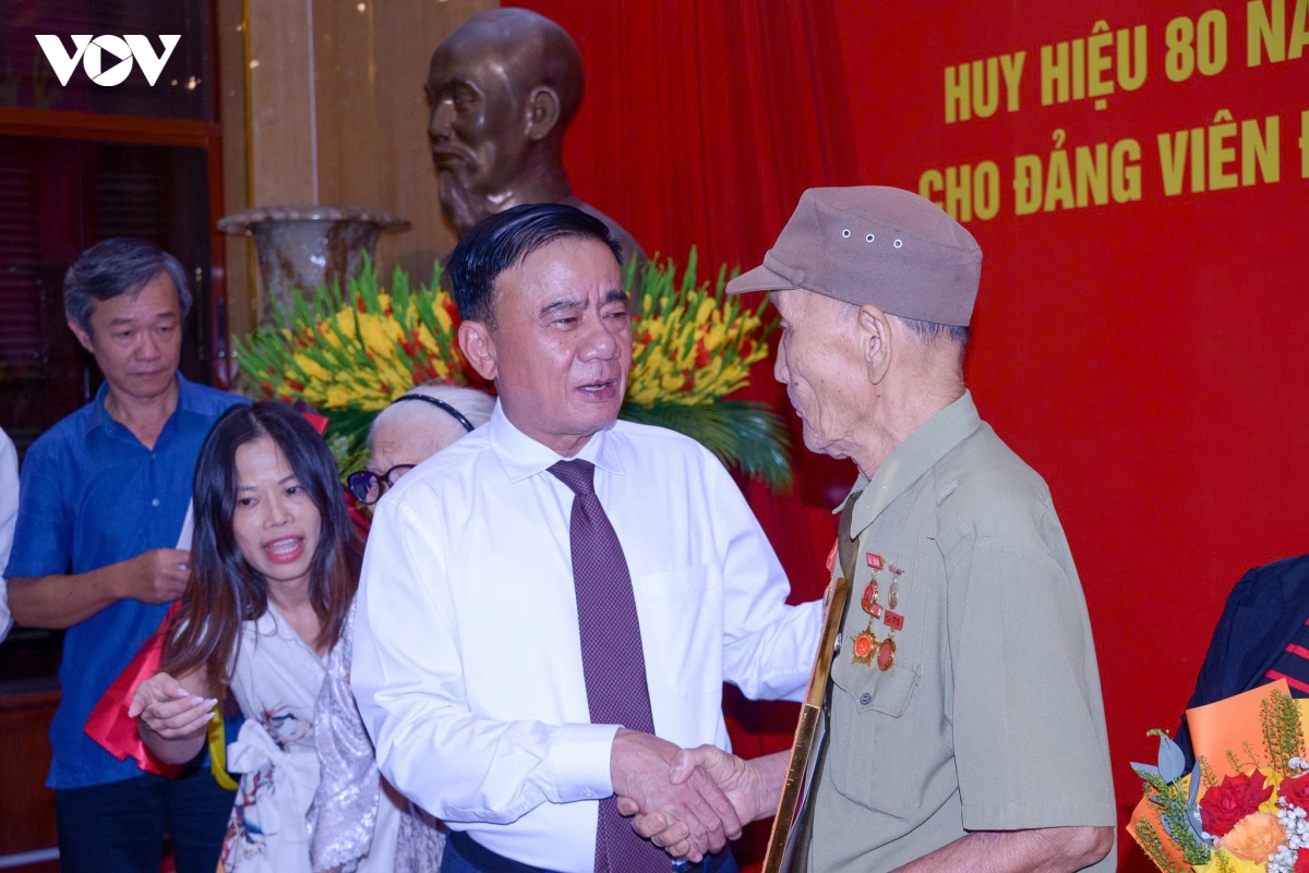 thuong truc ban bi thu du le trao huy hieu 80 nam tuoi Dang hinh anh 5