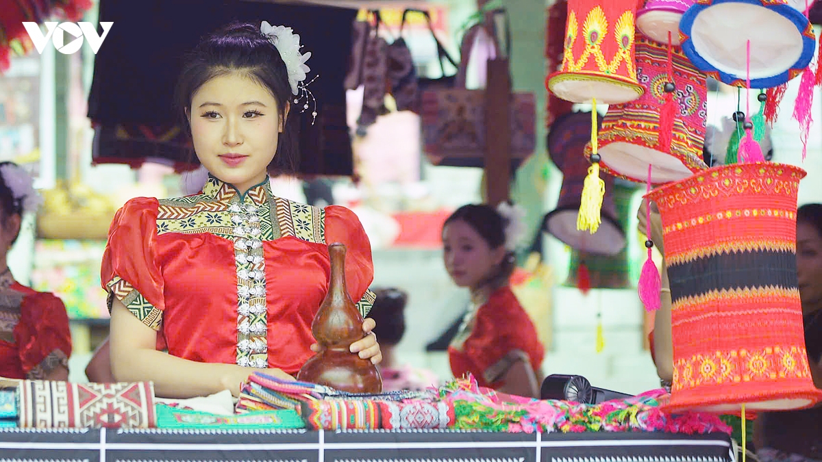 ron rang cho phien cao nguyen mo hoi chao don tet Doc lap tai lang van hoa hinh anh 7