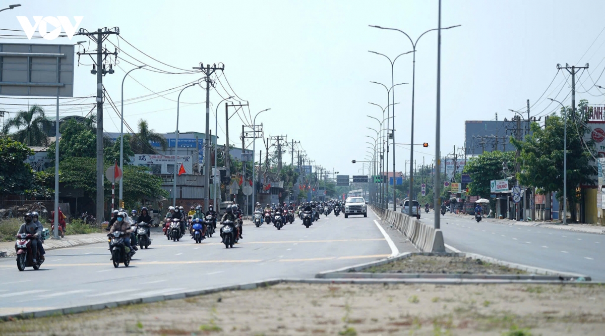 sang 30 8, luong nguoi va phuong tien roi tp.hcm du bao tang manh hinh anh 2