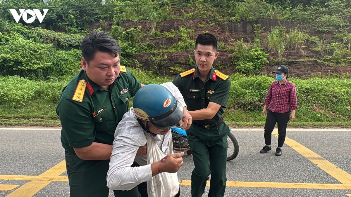 to cong tac bo chi huy quan su tinh son la kip thoi giup nguoi dan bi tai nan giao thong hinh anh 1