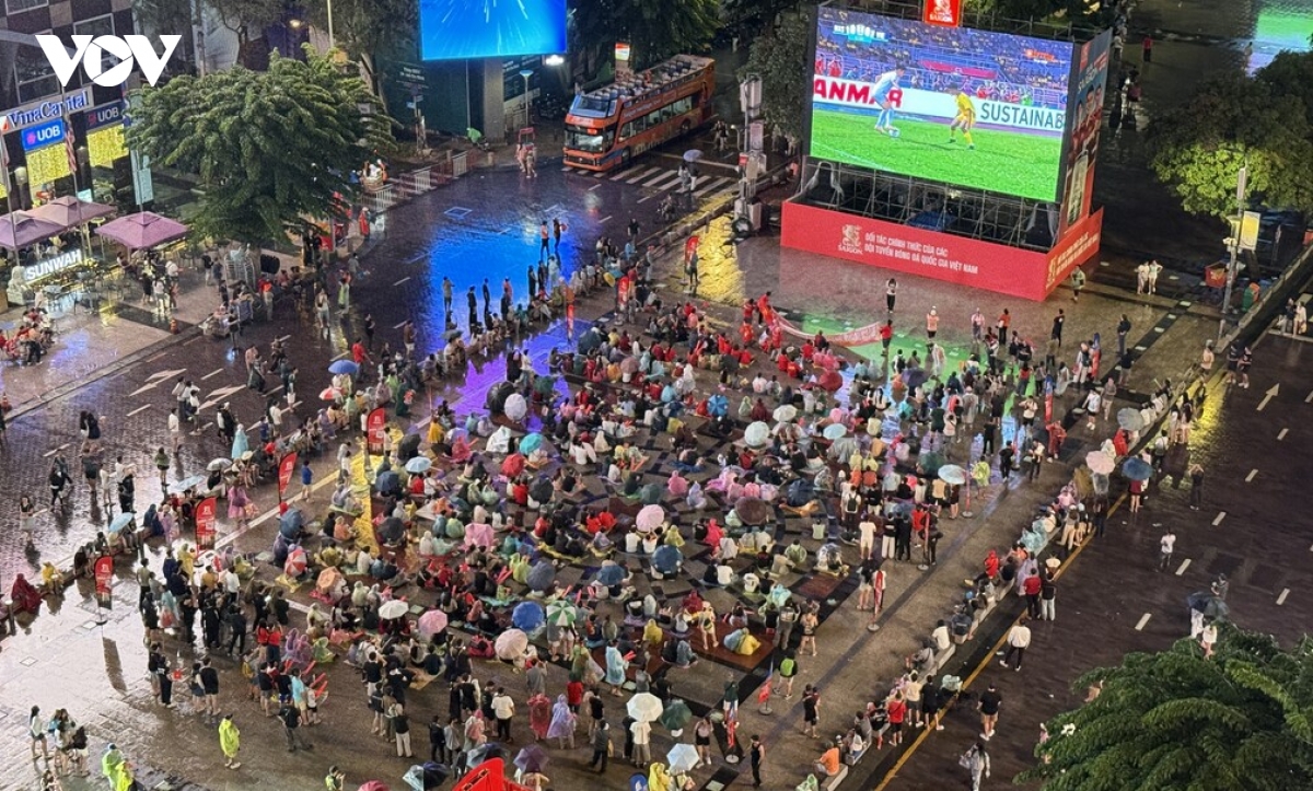 co dong vien tp.hcm tu lo lang den vo hoa khi viet nam nhoc nhan danh bai malaysia hinh anh 3