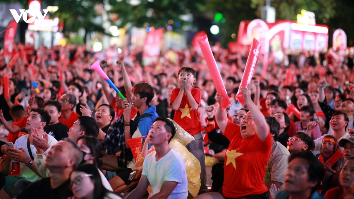 co dong vien tp.hcm tu lo lang den vo hoa khi viet nam nhoc nhan danh bai malaysia hinh anh 1