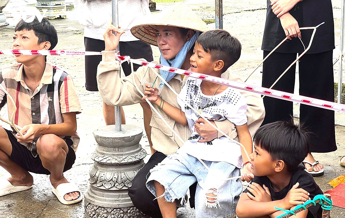 ghe ngo mini dien dien san choi he cua thieu nhi khmer ca mau hinh anh 2