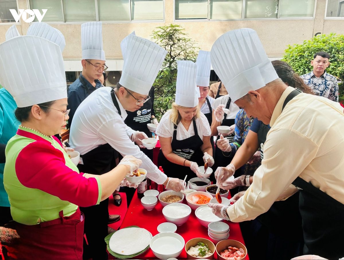 Lãnh sự đoàn trải nghiệm ẩm thực Việt tại TP.HCM