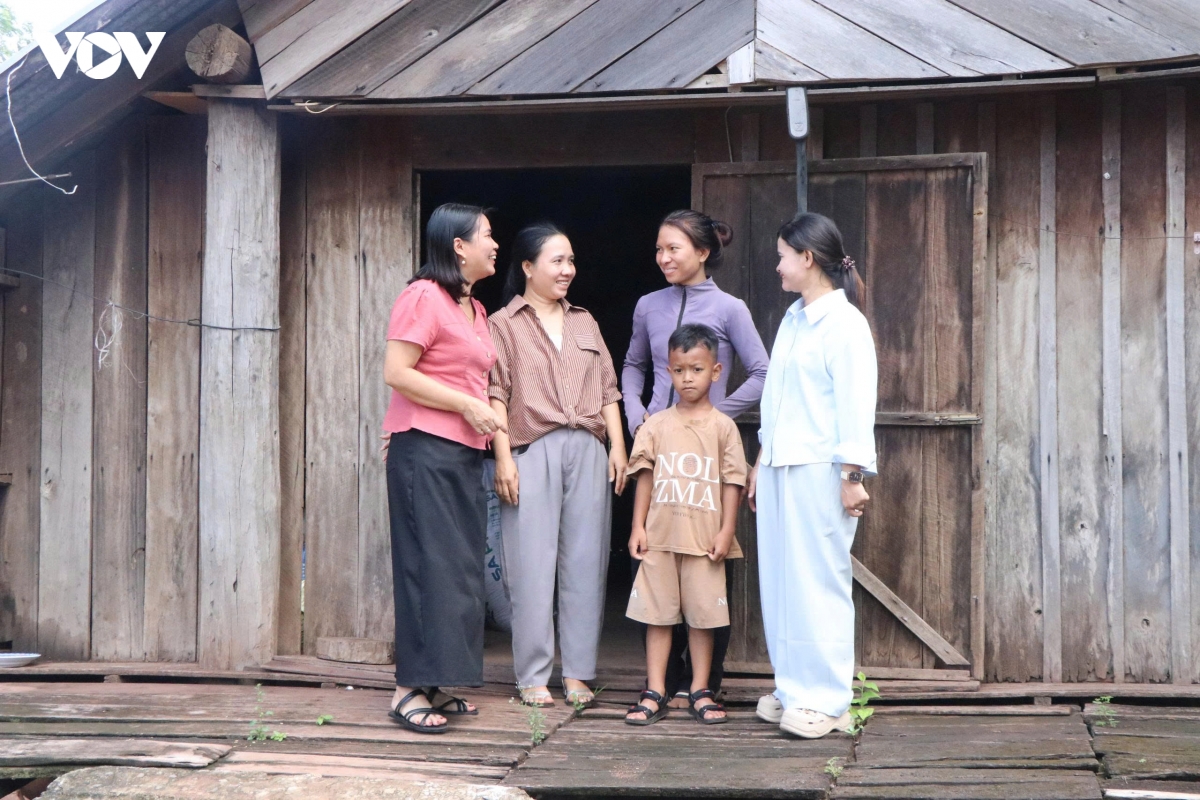 nam hoc moi, Dak lak no luc dua hoc sinh vung kho den lop hinh anh 2