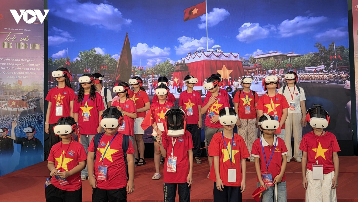 nhieu nguoi xep hang de trai nghiem lai tro ve thoi khac thieng lieng hinh anh 23