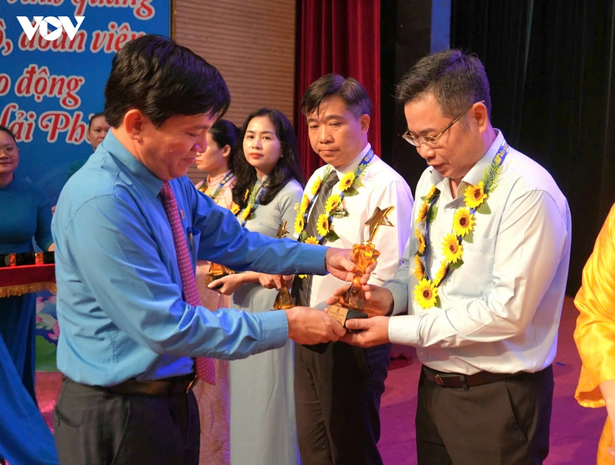 hai phong bieu duong cac tap the, ca nhan hoc tap va lam theo bac ho hinh anh 2
