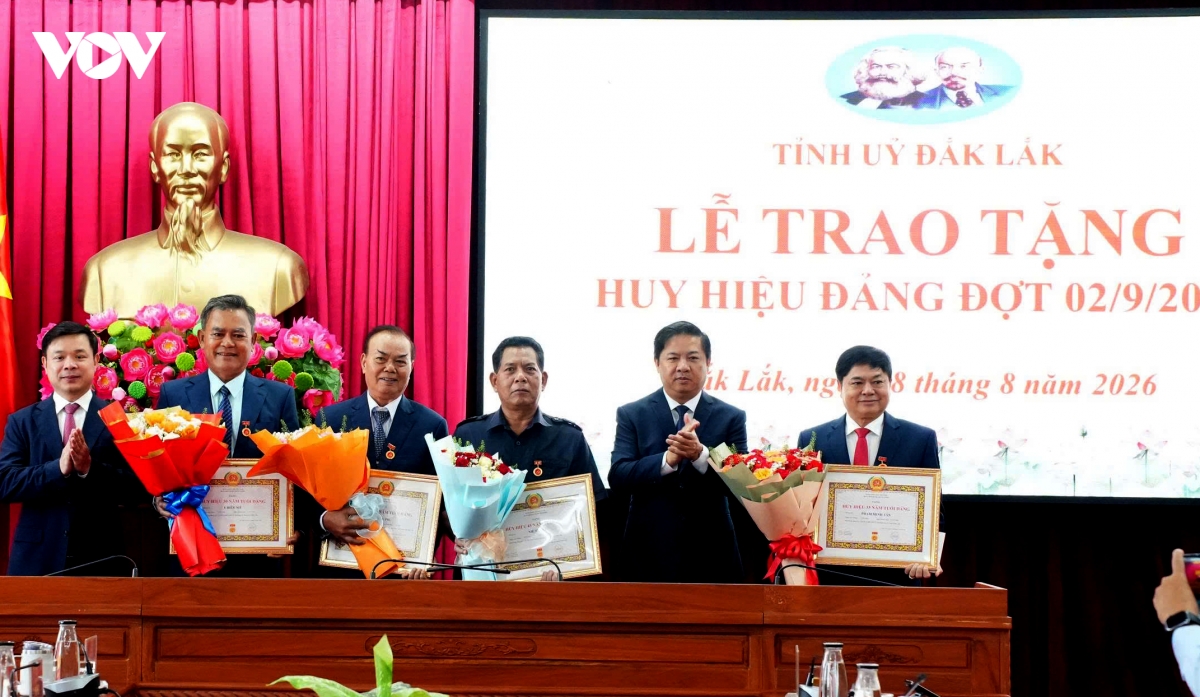 Dak lak trao tang huy hieu Dang cho cac dang vien cao nien hinh anh 1