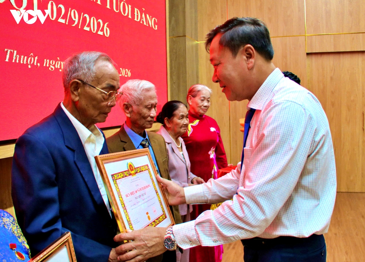 Dak lak trao tang huy hieu Dang cho cac dang vien cao nien hinh anh 2