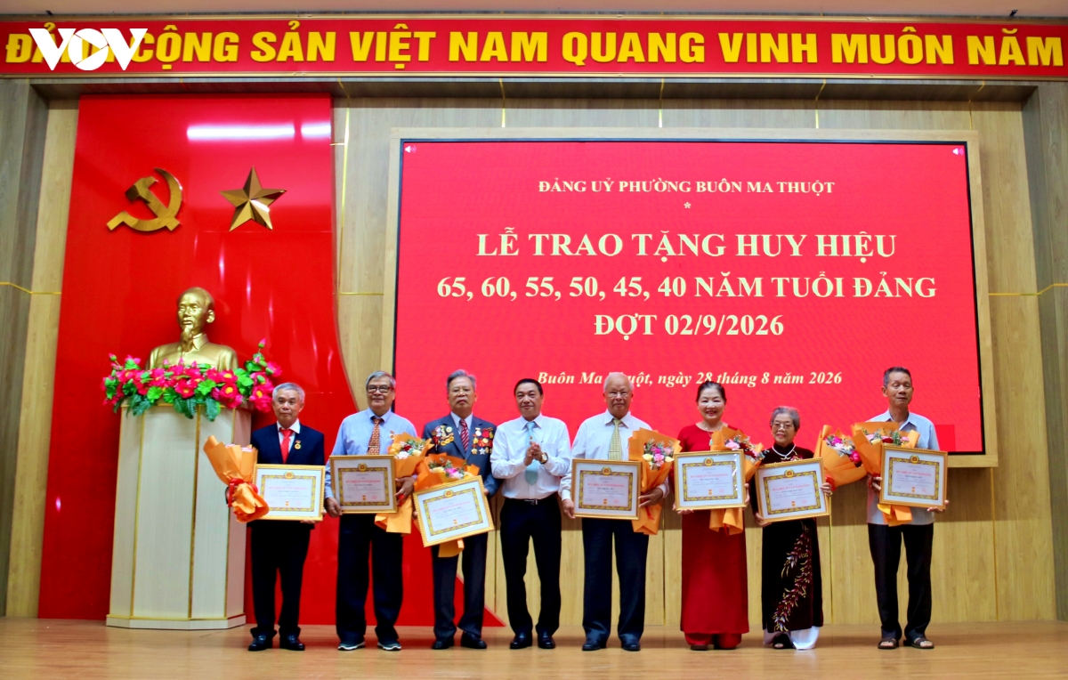 Dak lak trao tang huy hieu Dang cho cac dang vien cao nien hinh anh 3