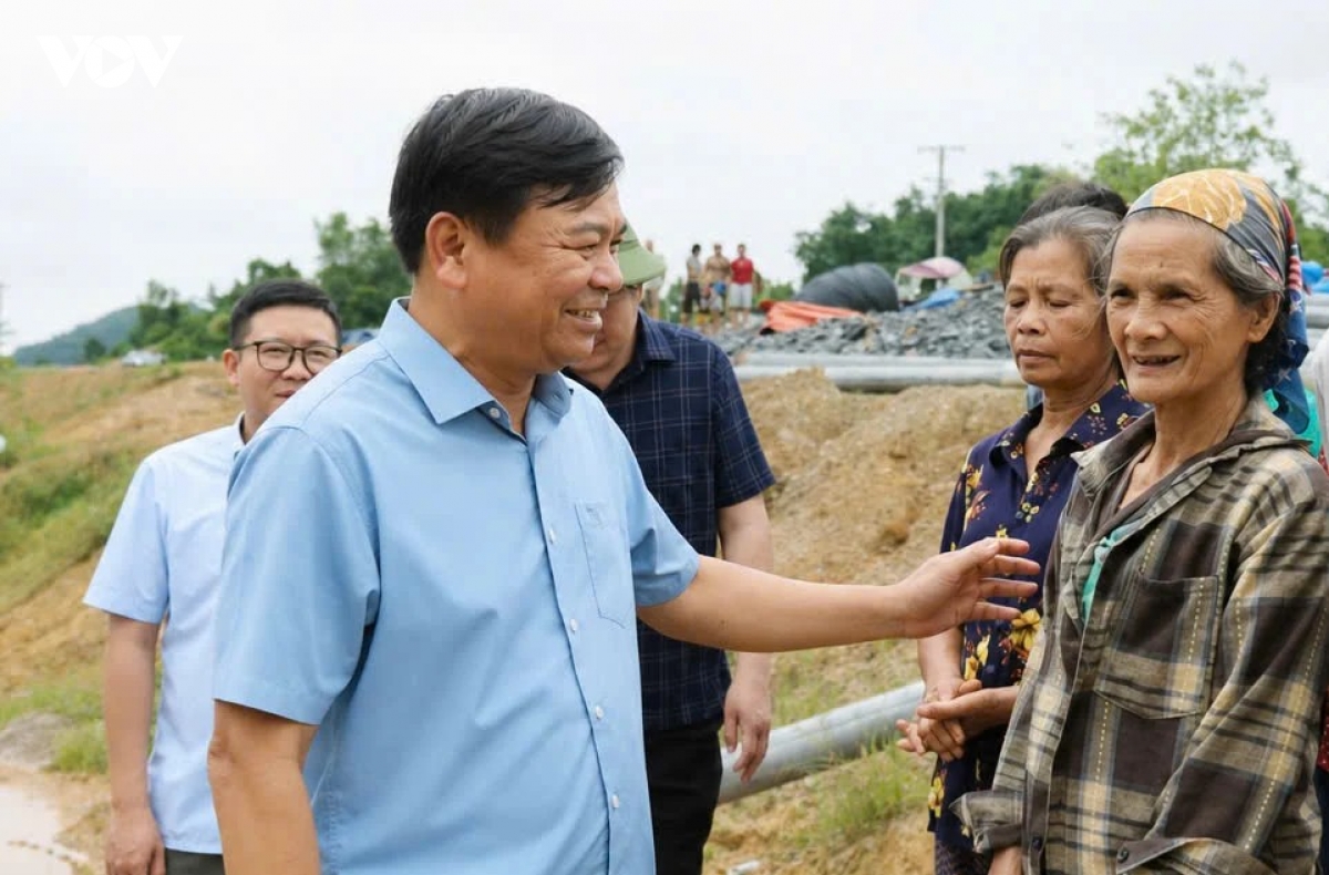 khan truong ung cuu, ho tro nguoi dan bi co lap tai ron lu that khe hinh anh 15