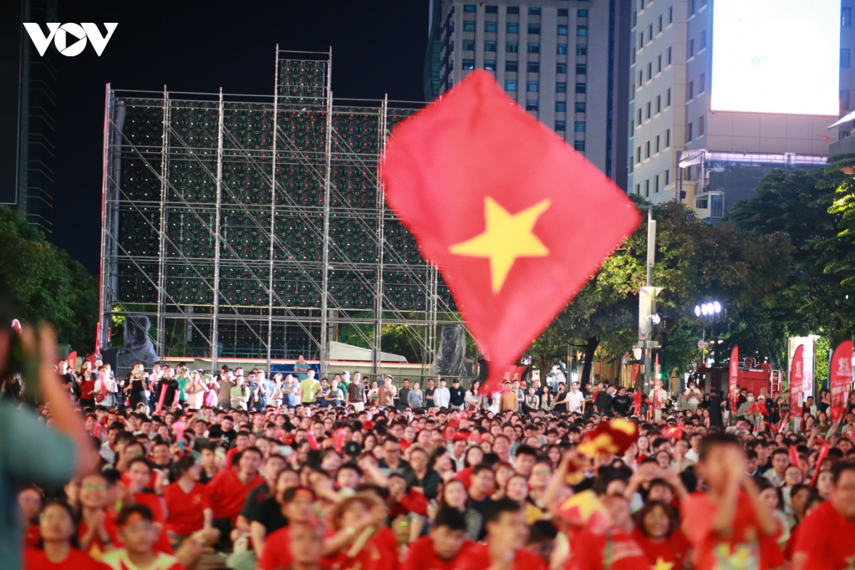 co dong vien tp.hcm tu lo lang den vo hoa khi viet nam nhoc nhan danh bai malaysia hinh anh 4