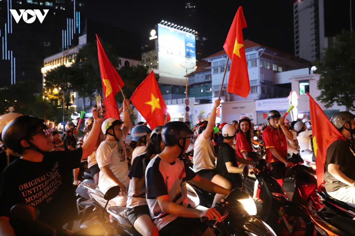 co dong vien tp.hcm xuong duong mung doi tuyen viet nam vo dich hinh anh 2