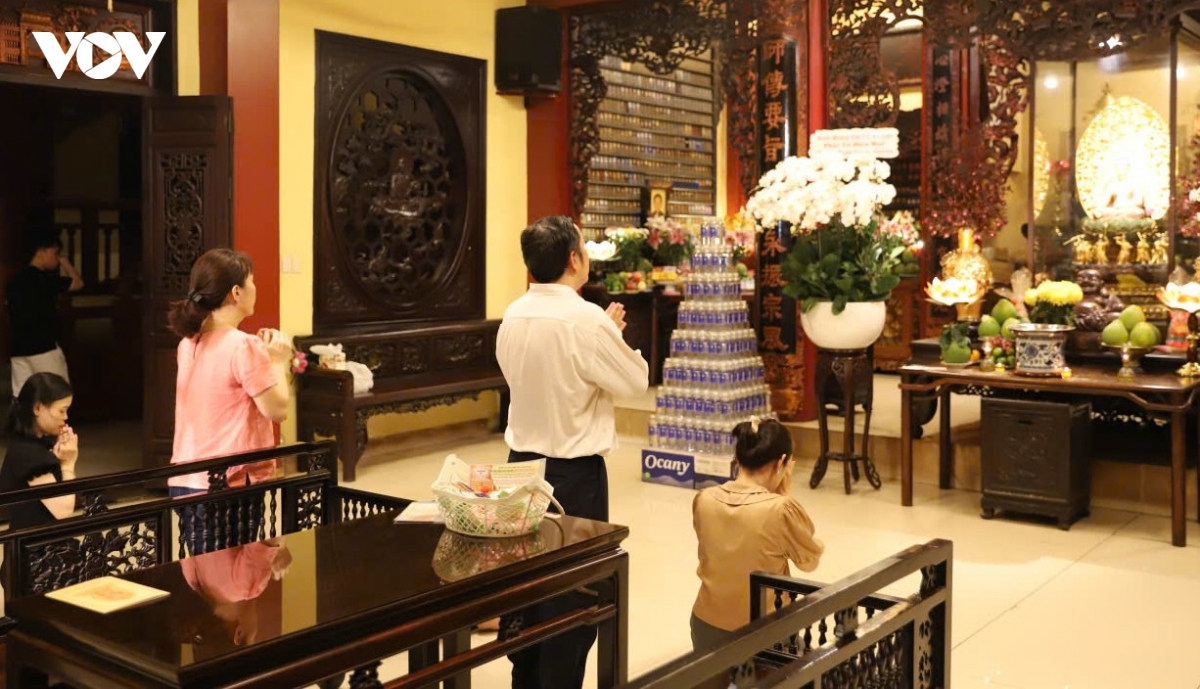 nguoi dan tp.hcm den chua cau an, tha den hoa dang dem vu lan hinh anh 10