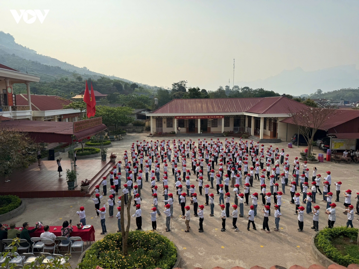 son la sap xep truong hoc, giam 441 hieu truong va pho hieu truong hinh anh 2