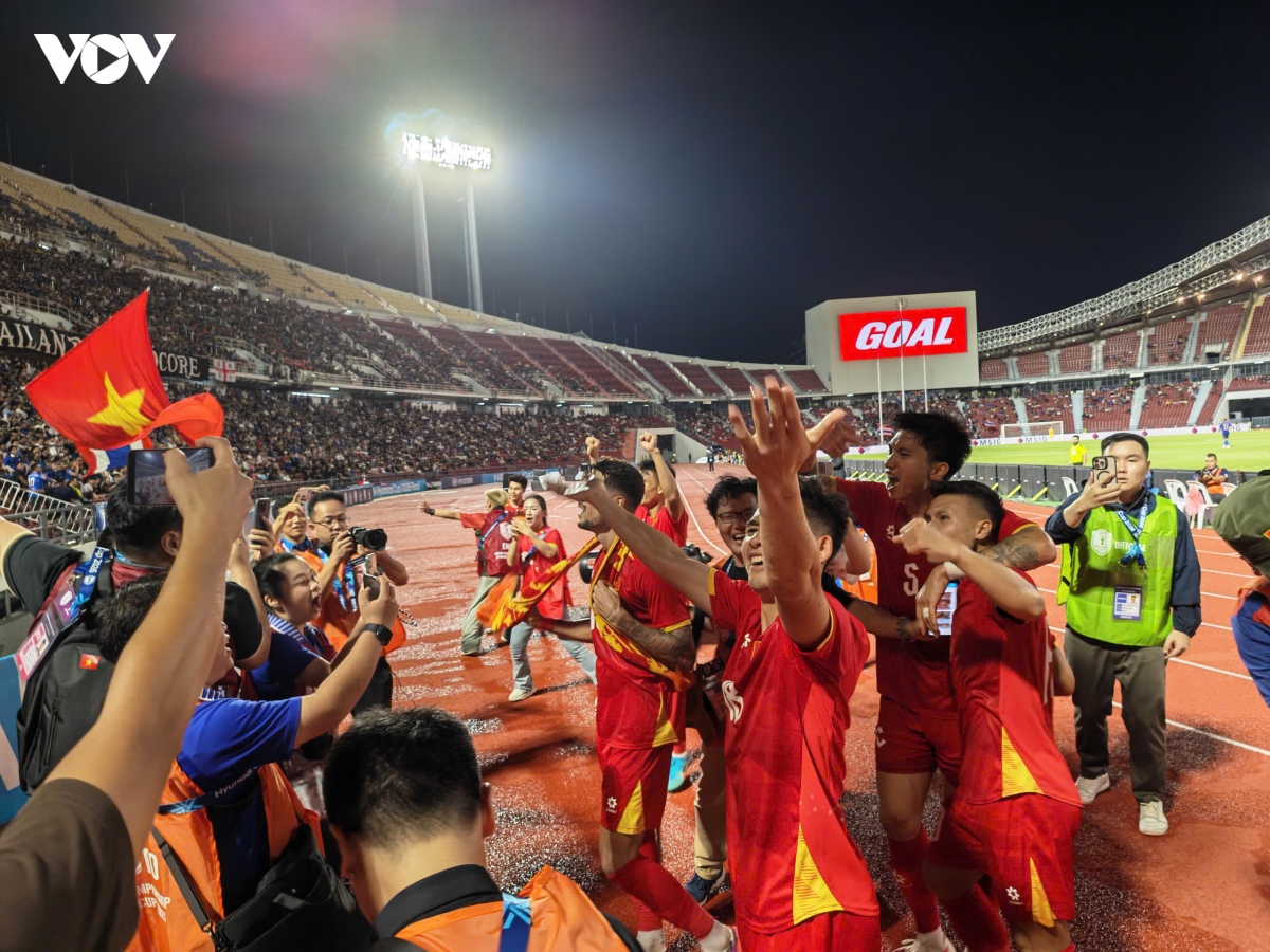 trUc tiEp thai lan 0-2 viet nam hai long, quang hai lien tiep ghi sieu pham hinh anh 4