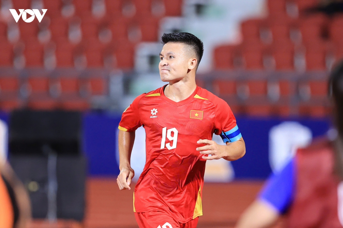 trUc tiEp thai lan 0-2 viet nam hai long, quang hai lien tiep ghi sieu pham hinh anh 3