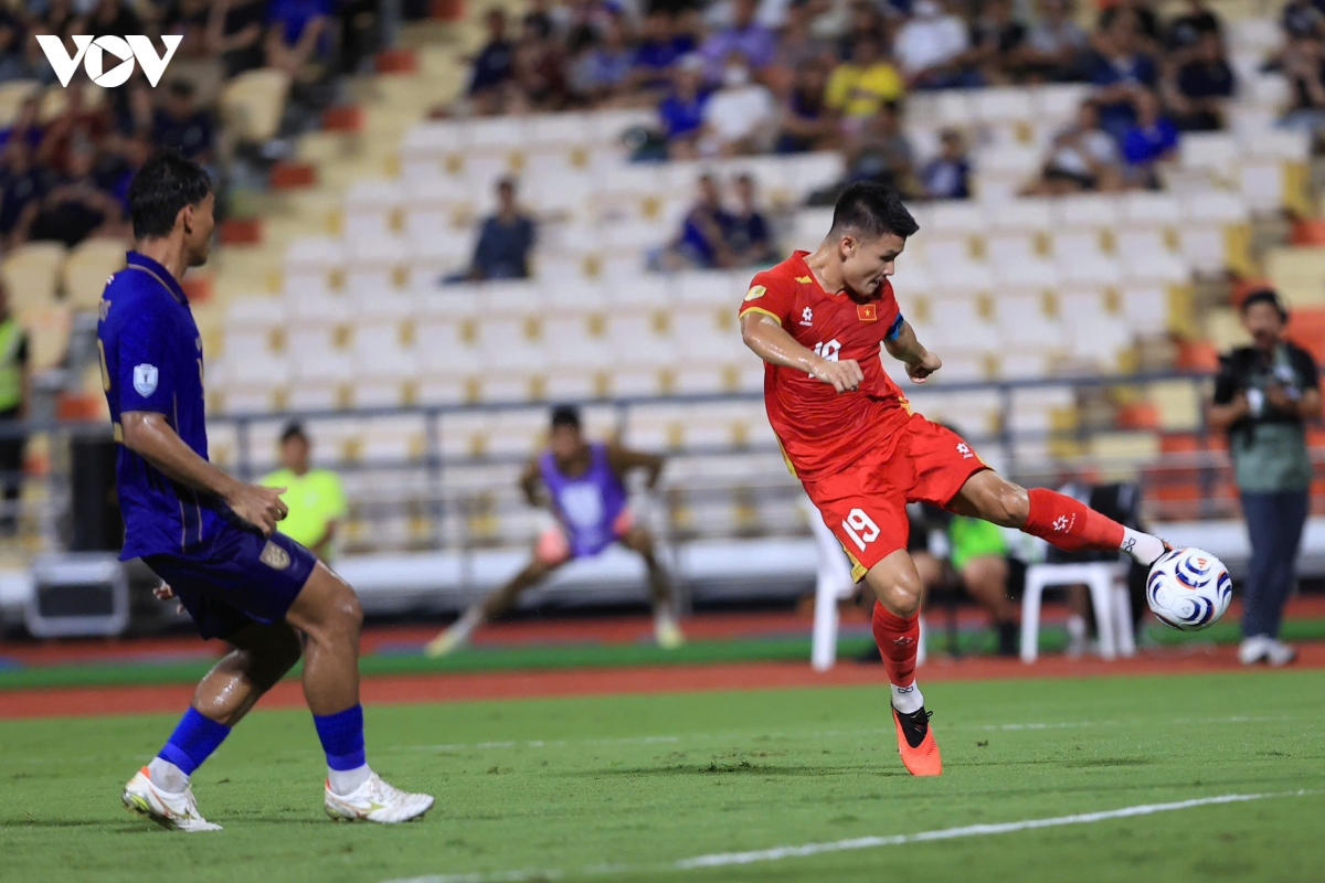 trUc tiEp thai lan 0-2 viet nam hai long, quang hai lien tiep ghi sieu pham hinh anh 2