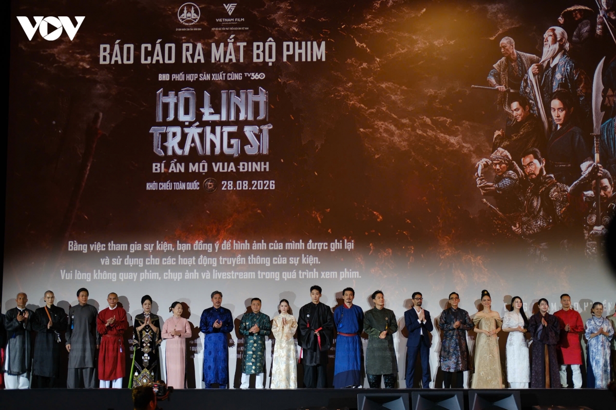 johnny tri nguyen cung dan sao tren tham do ho linh trang si hinh anh 2