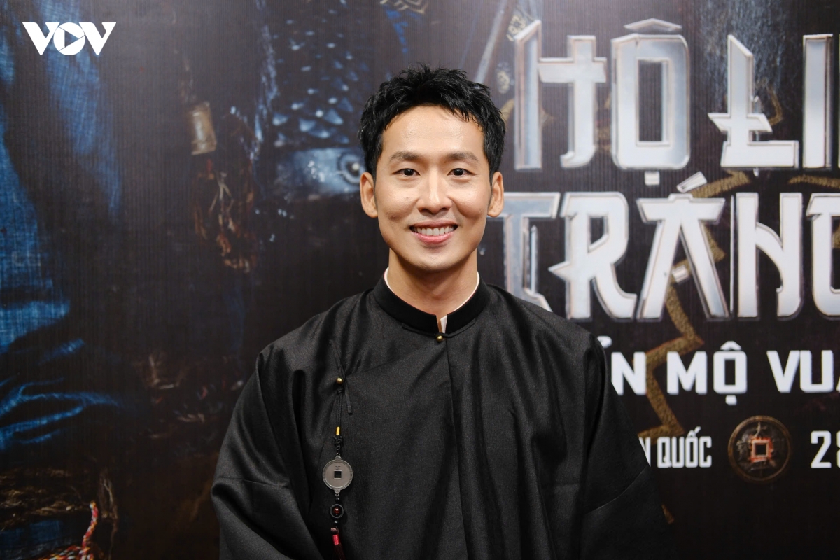 johnny tri nguyen cung dan sao tren tham do ho linh trang si hinh anh 3