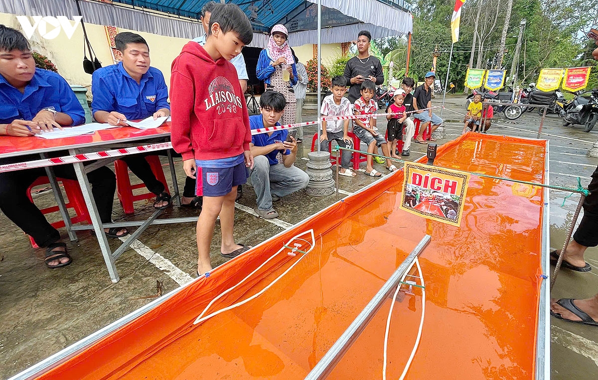 ghe ngo mini dien dien san choi he cua thieu nhi khmer ca mau hinh anh 3