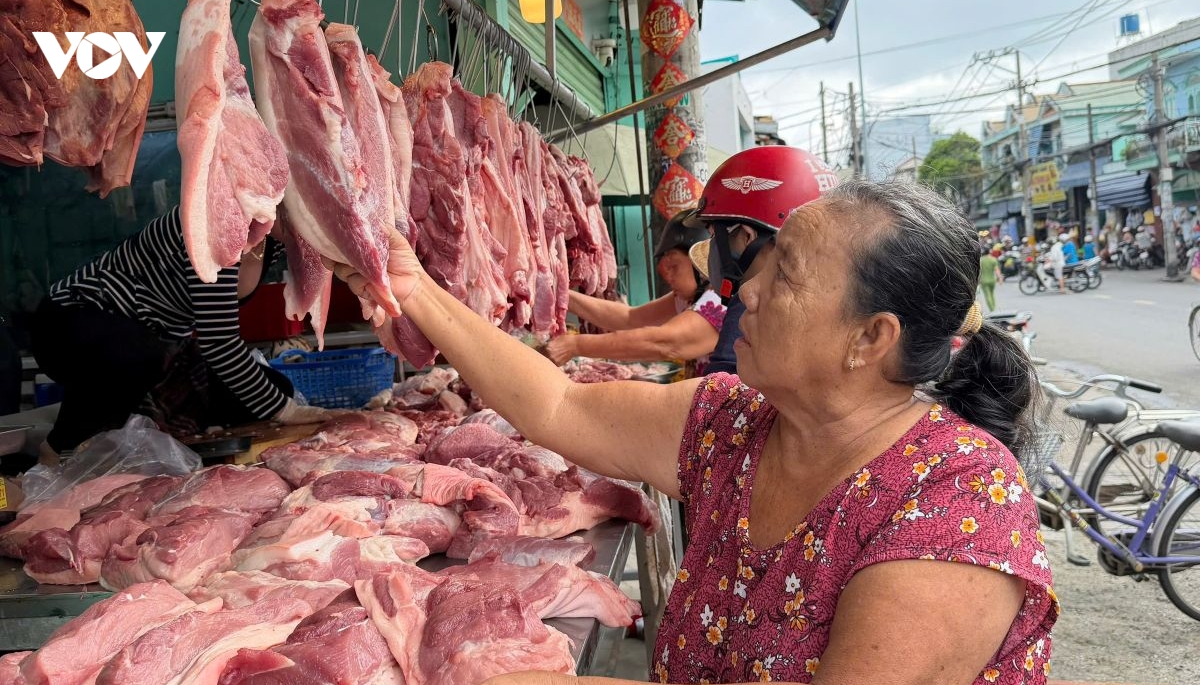 Giá heo hơi giảm xuống đáy, nhưng giá thịt heo ở chợ truyền thống gần như đứng yên